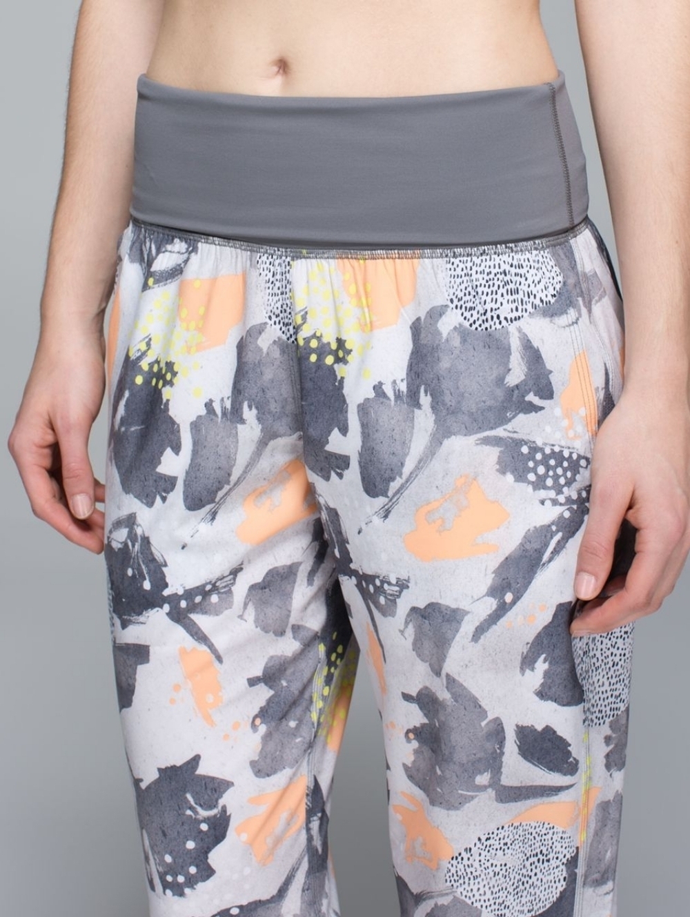 Lululemon 2015 High Rise HR Om PantMini Art Pop White Multi / Slate - Picture 2 of 16